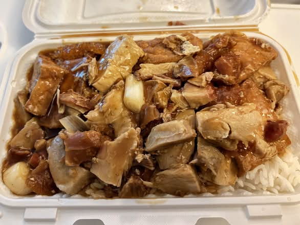 Roast Pork with Bean Curd on Rice 火腩豆腐飯